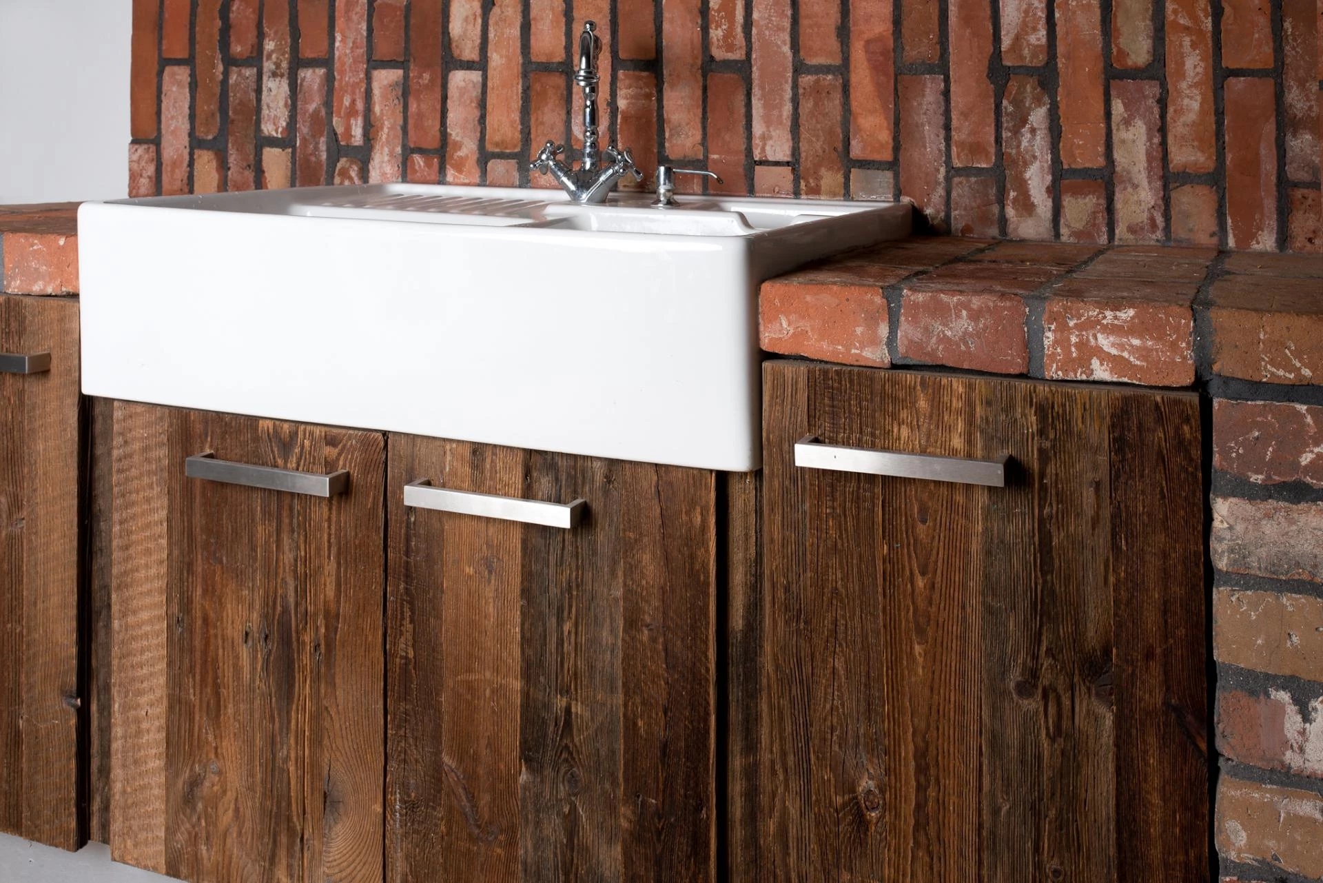 Old wood in interiors - which boards go with rustic, eclectic and shabby chic styles?