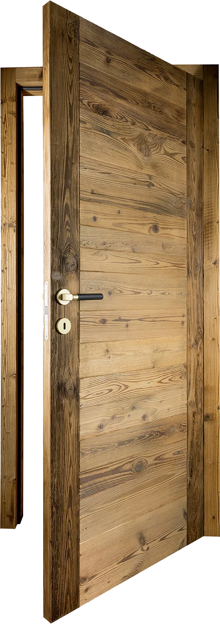 Porte intérieure haut de gamme fabriquée en vieux bois massif texturé, présentant des veinures naturelles marquées et une poignée élégante en laiton et noir.
